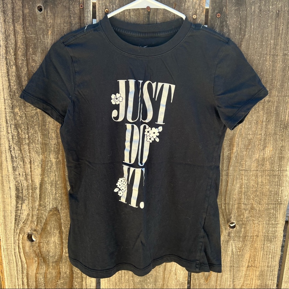 Nike girls’ Just Do It flower tee shirt